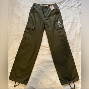 NWT Levi’s 94 baggy cargo mid rise adjust hem size 26 (26x32)